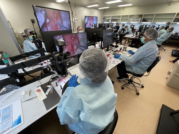 動物中心與美國UC Davis顯微手術核心實驗室共同開設初階顯微手術教育課程