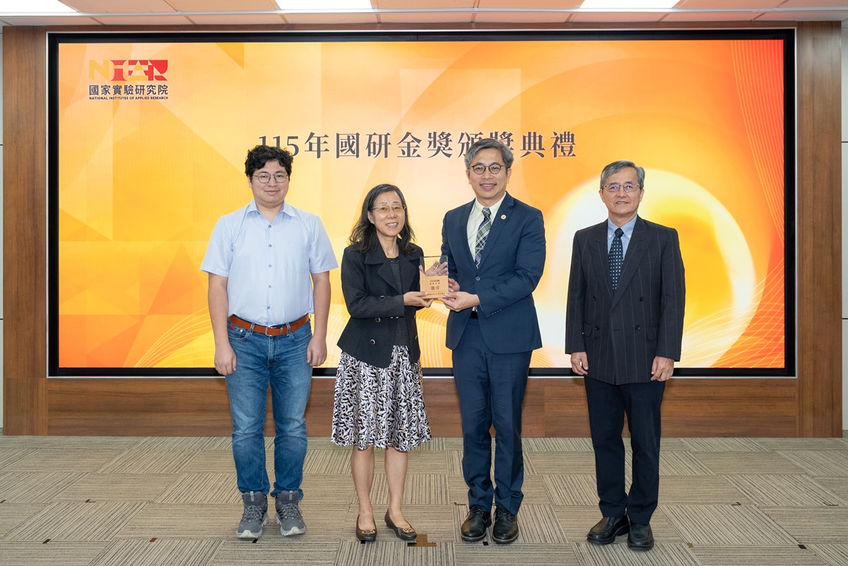 優等獎:左起成功大學電機工程學系研究專家吳宗軒博士、成功大學電機工程學系詹寶珠特聘教授、國研院蔡宏營院長、國研院國網中心姚志民副主任