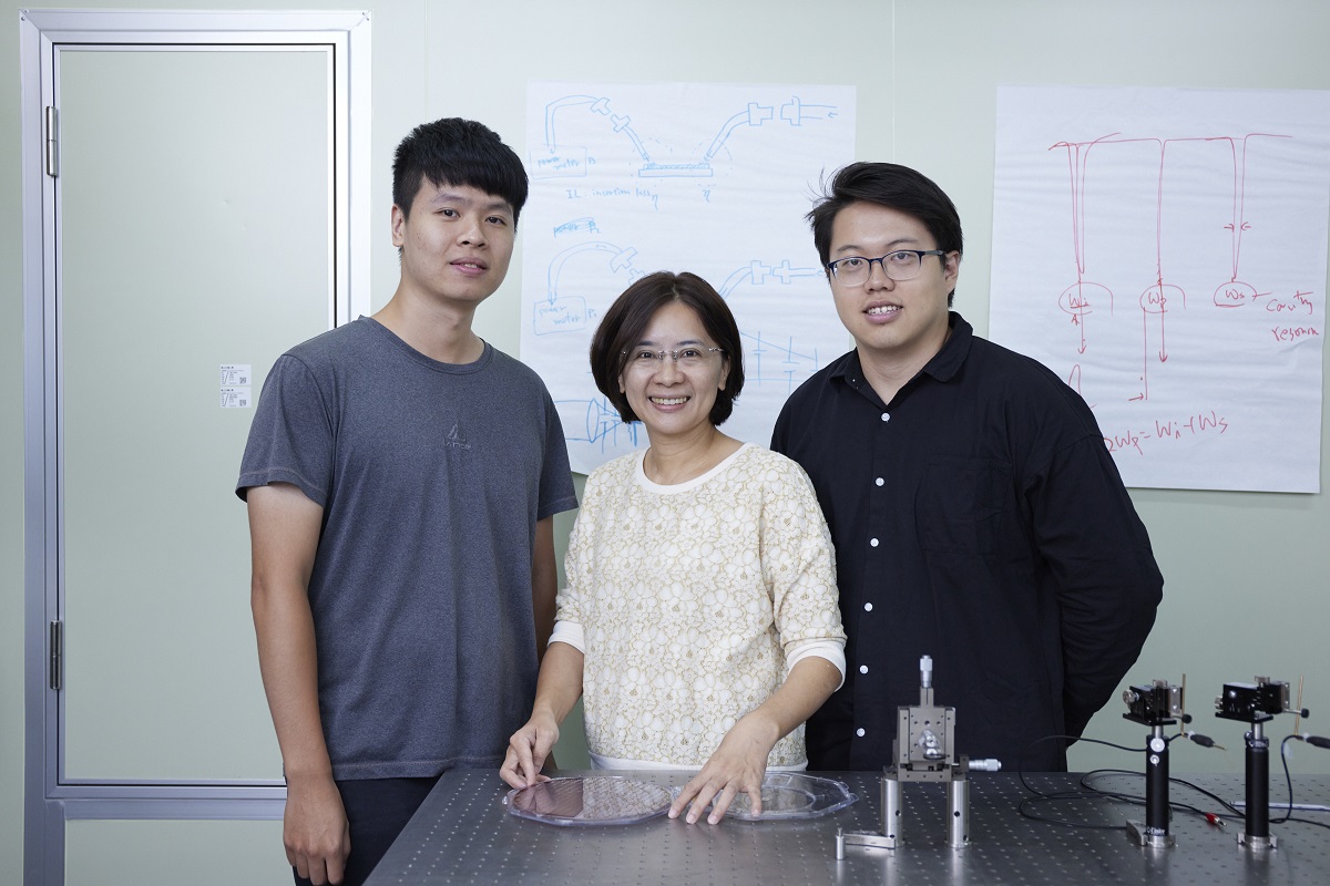 余沛慈教授與團隊成員透過與國研院轄下的台灣半導體研究中心合作，得以在半導體與光學上有突破性研究