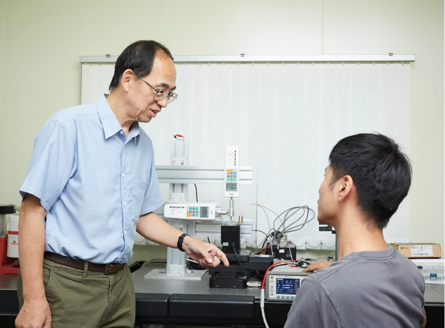 方維倫支持學生發揮創意，開發各式各樣的觸覺感測中樞晶片