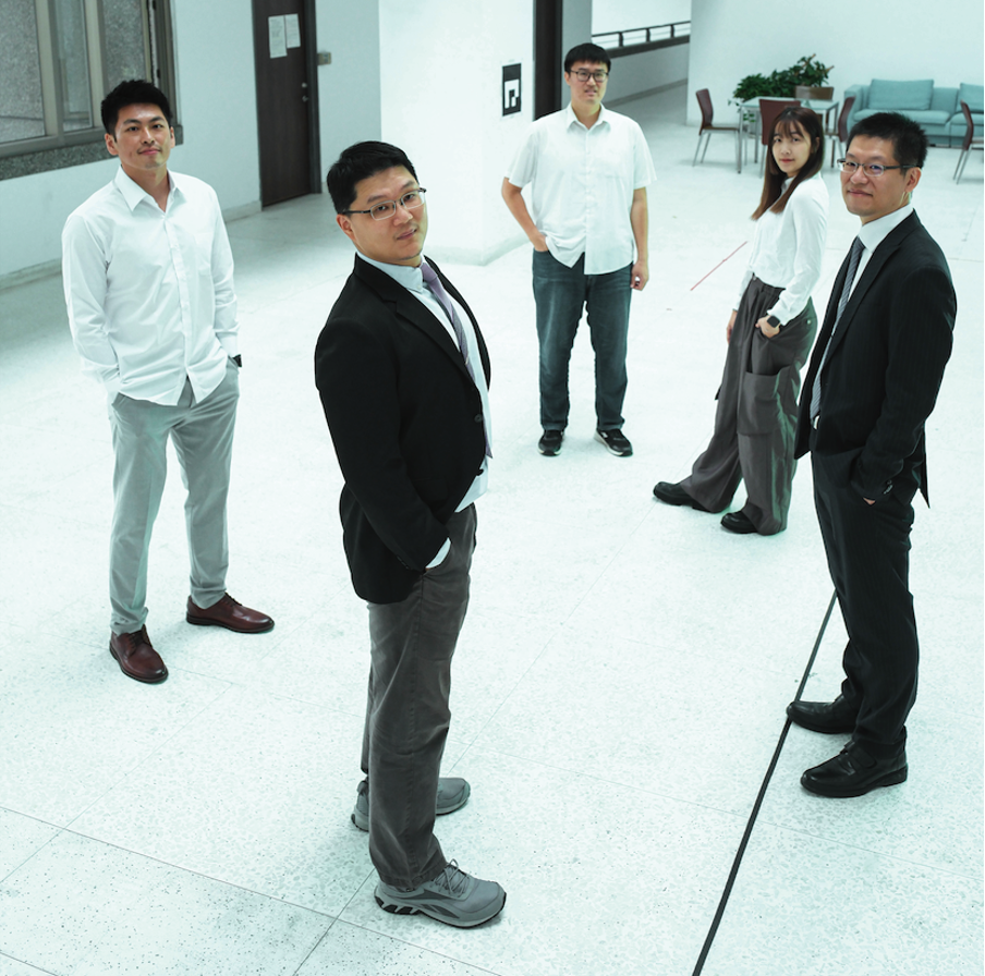 楊家驤教授（右一）與洪瑞鴻副教授（左二）在半導體中心的協助下，帶領團隊進行研究，在國際上獲得了極高殊榮。