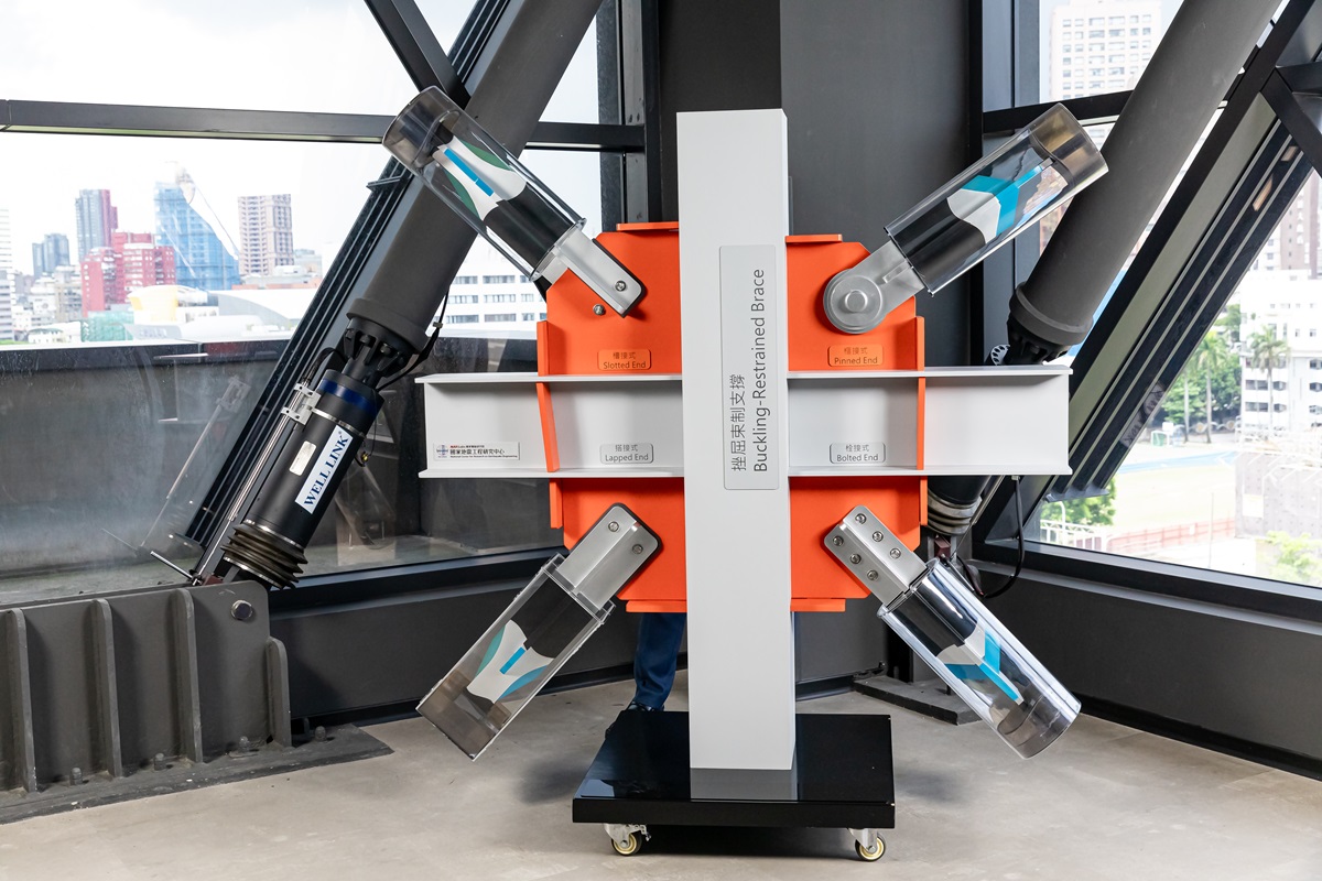 挫屈束制支撐接合方式展示裝置。