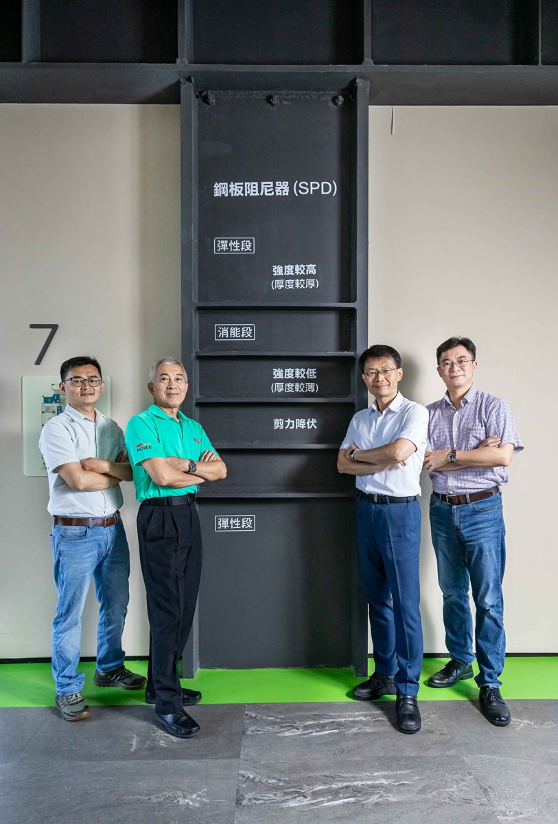 鋼板阻尼器裝置使用於國震中心建築結構實際案例。 