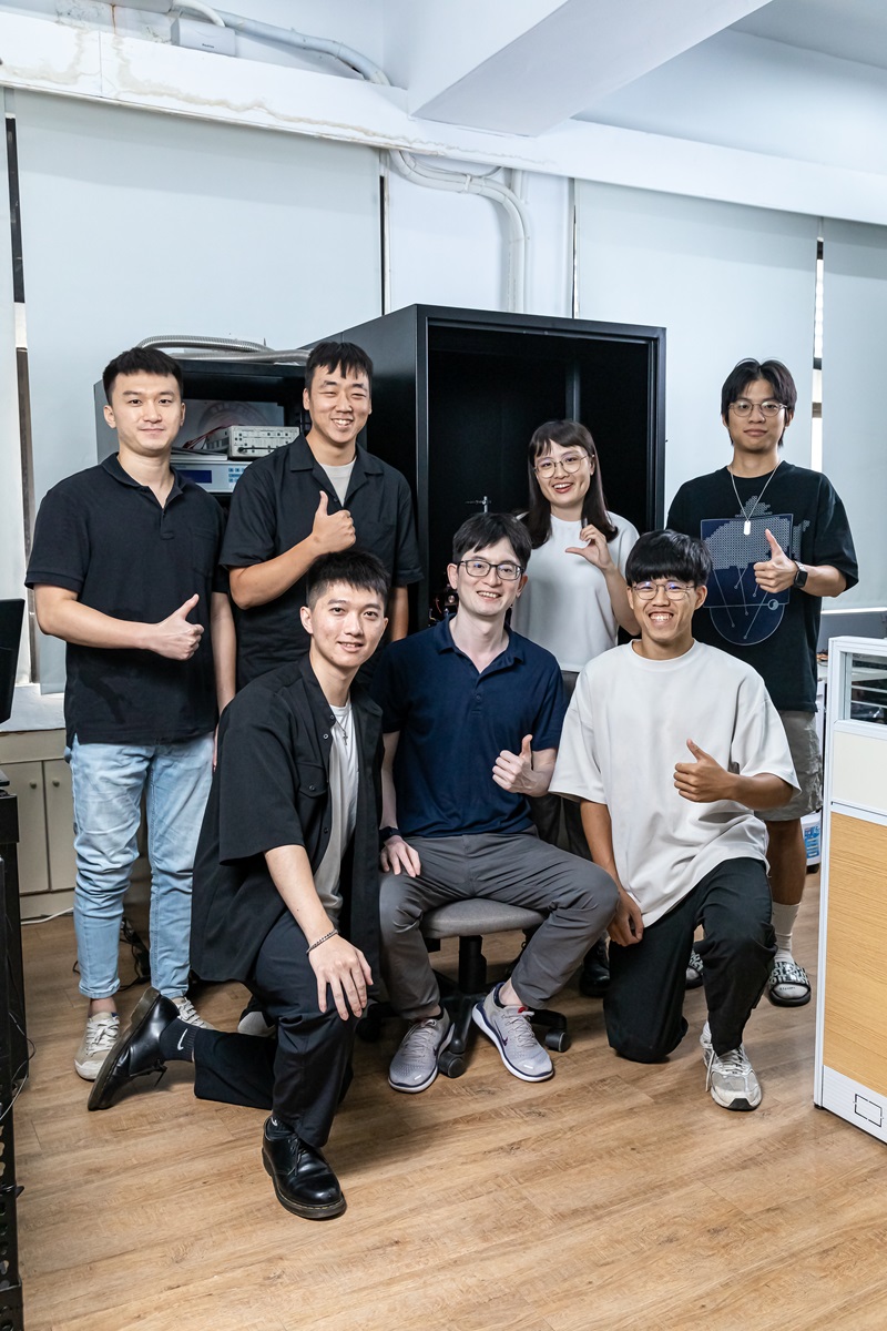 先進材料製程研究聯合實驗室促成連德軒實驗室與業界、國外研究團隊組成跨國研究團隊，共同針對重要問題設計實驗與開發製程