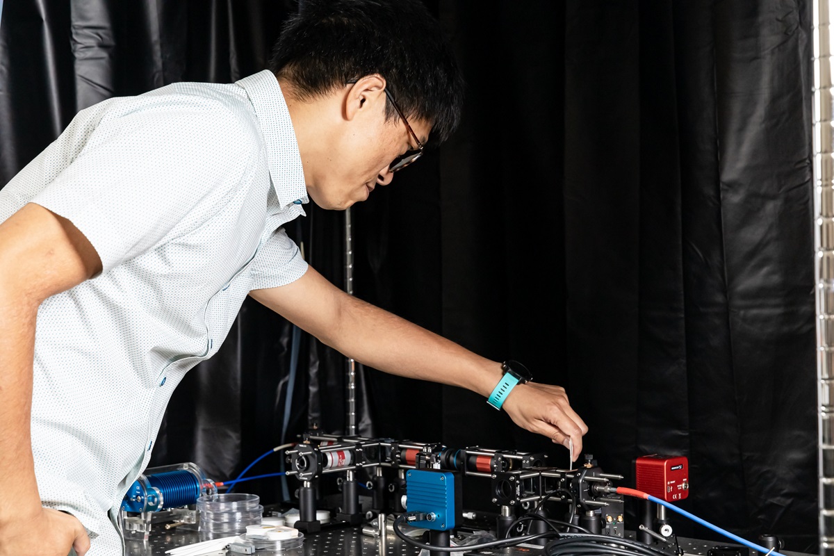 光學桌上的架構為「共軛焦顯微光譜儀」，一般用來量測微小樣品的光譜資訊，若需要影像資訊則需要另外架設移動平台進行空間掃描。利用共軛焦顯微光譜可以量測比顯微高光譜更細的波長資訊，但是無法快速得到儀科中心顯微高光譜的影像資訊。