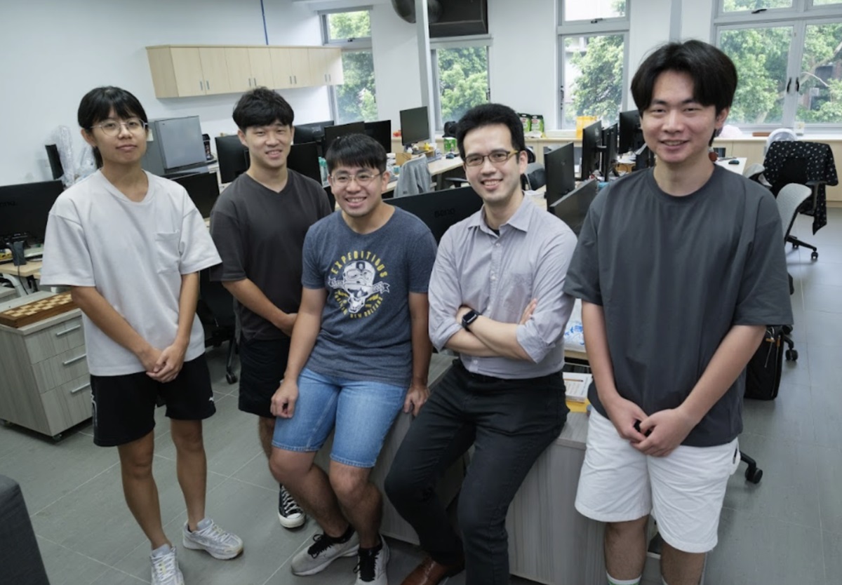 國網中心對於李奕霈團隊研究計畫的推展，不僅提供實驗室堅實的研究基礎，更在大型語言模型、量子運算、力學等跨領域專業上給予支援