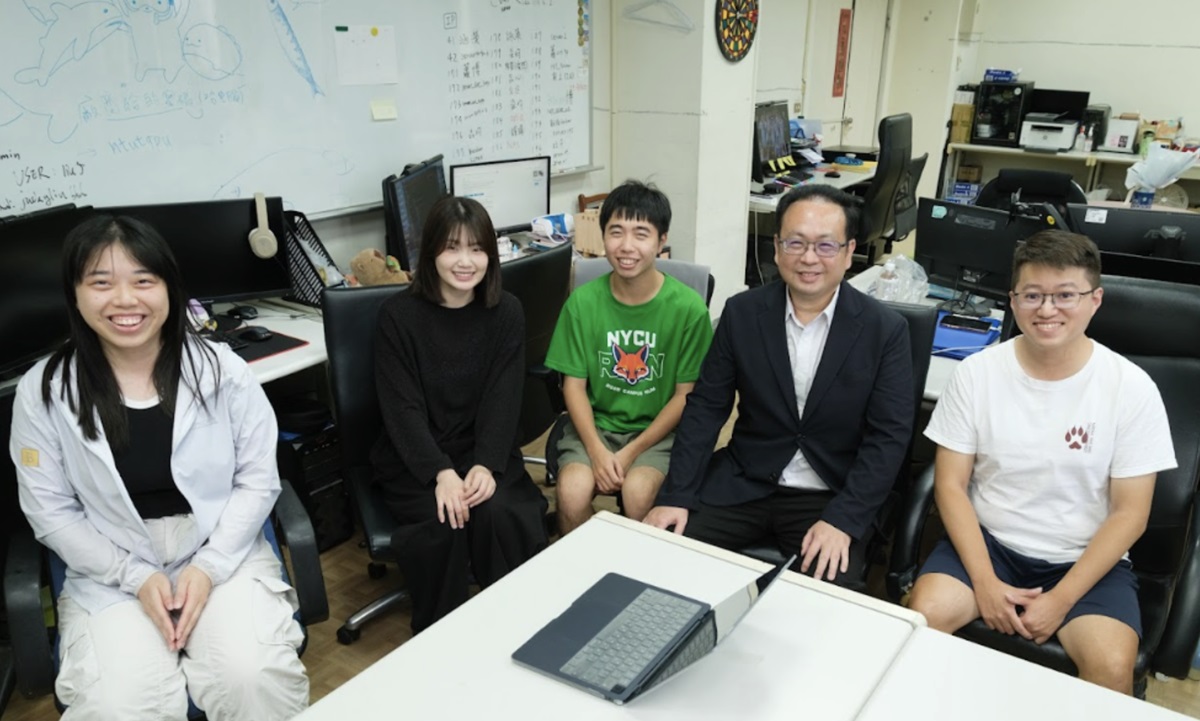 劉建良與其實驗室研究團隊，致力於將理論研究與產業應用結合，展現緊密的合作精神與科研實力