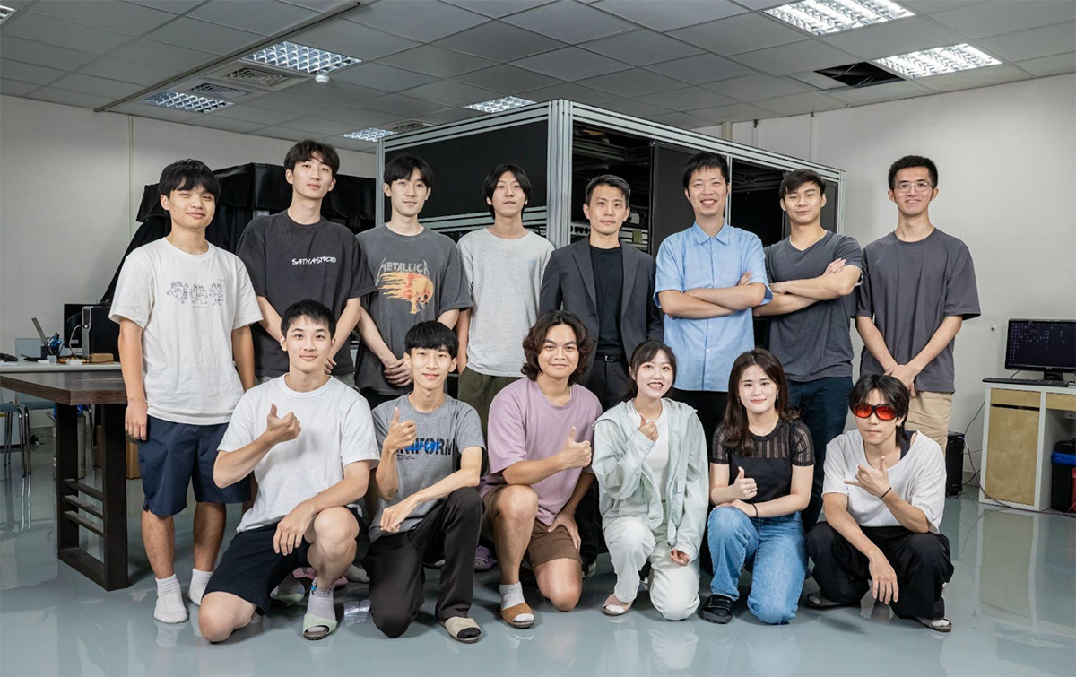 曾銘綸表示在半導體中心的軟硬體協助下，使得團隊得以突破性的發展。