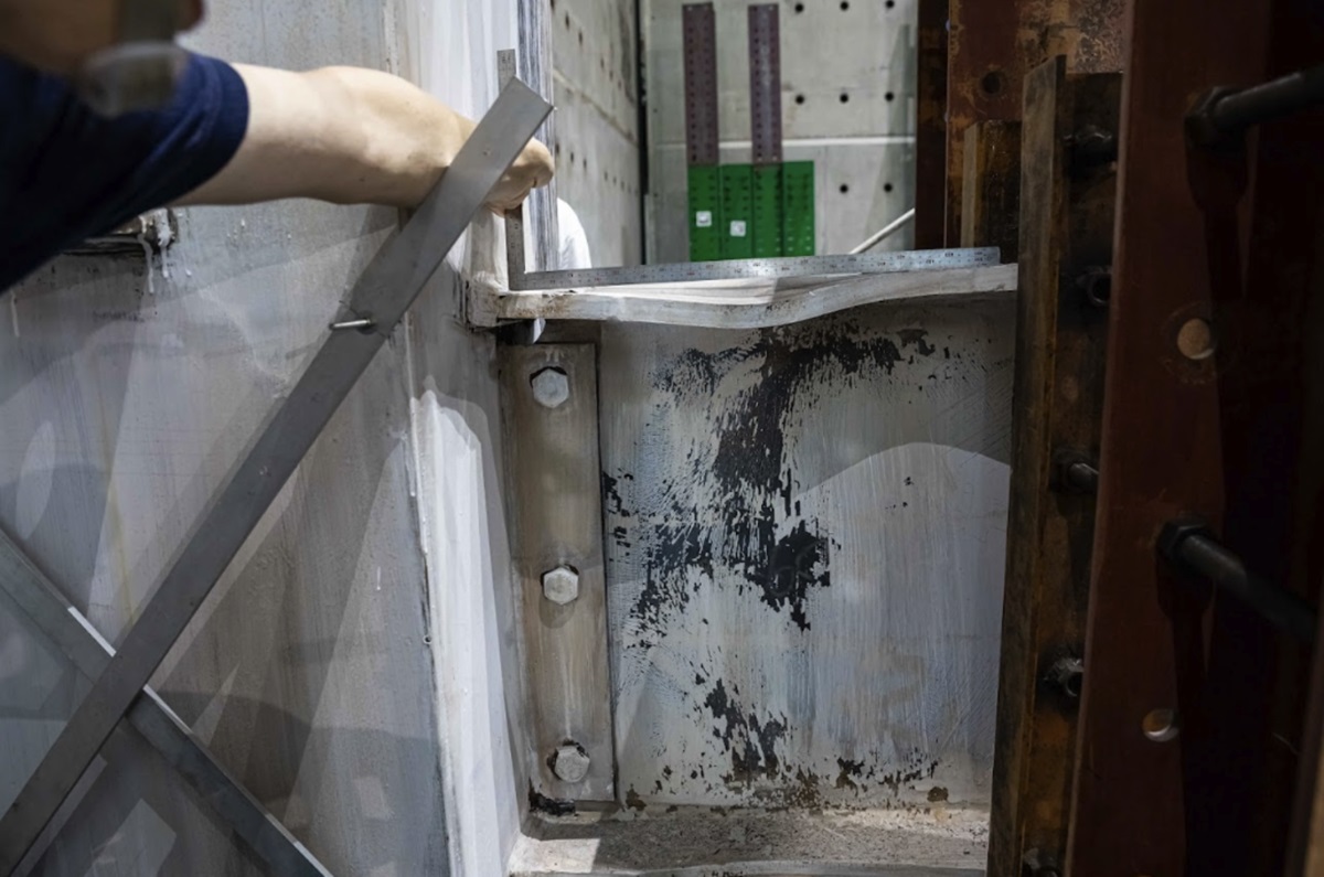 鋼梁構件承受相當程度的地震力時，鋼板挫屈消散地震能量以保護梁柱銲道，避免脆性斷裂發生