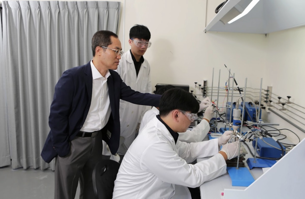 崔容滿在其實驗室（Emerging Energy Materials Laboratory, E2ML）中指導學生進行水電解相關研究