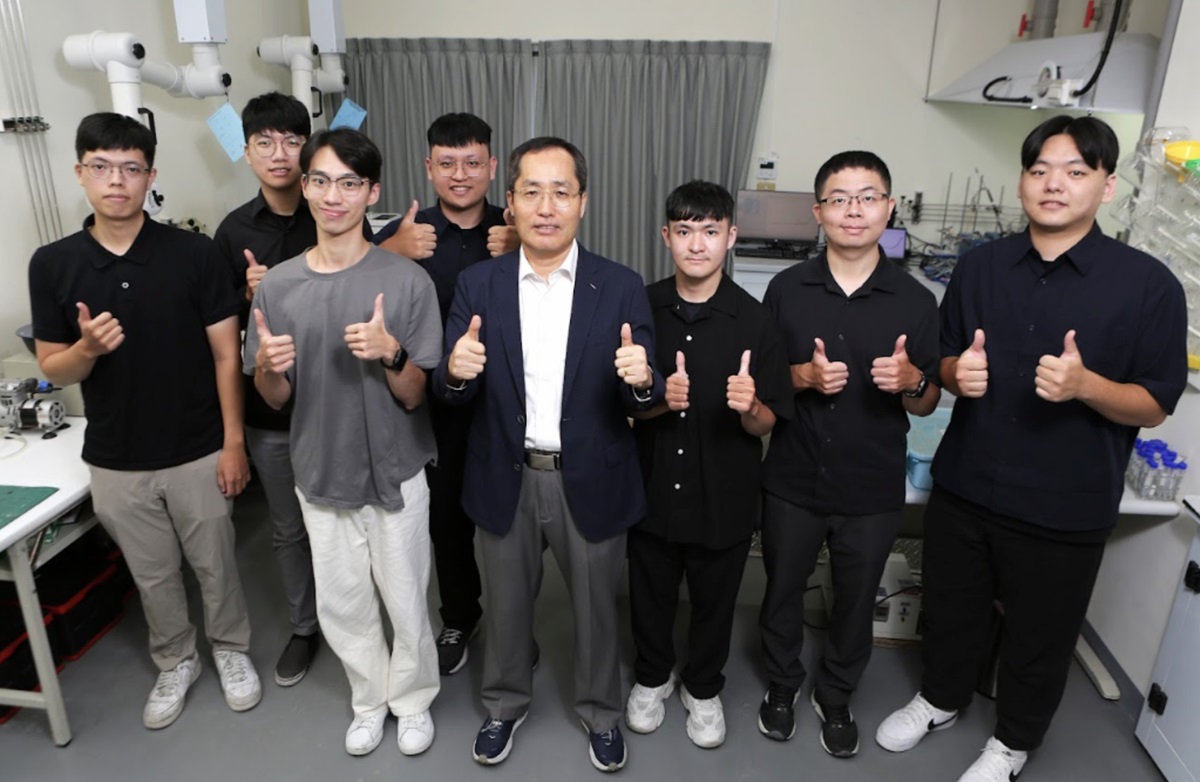 作為一名非華語研究者，崔容滿跨越了語言的隔閡，與團隊共同克服全球的能源挑戰